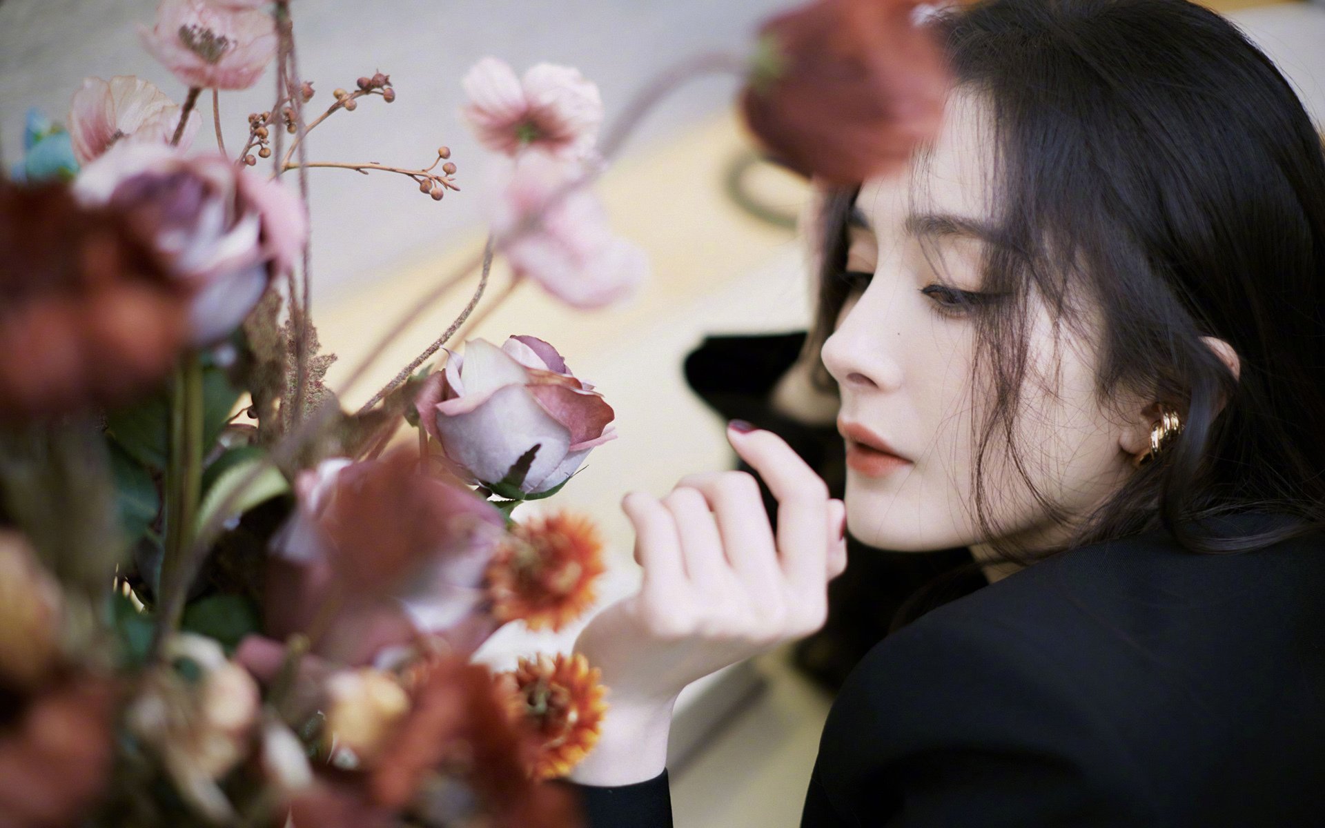 中国女篮赛后团建增强凝聚力，中国女篮集体照片